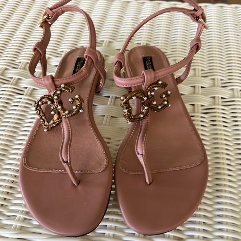 DOLCE & GABBANA
LEATHER DG AMORE THONG SANDALS Pink